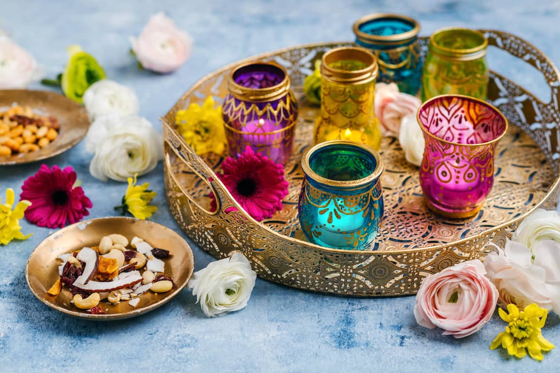 Deko Windlichter mit marokkanischen Ornamenten. Auf marokkanischem Teetablett