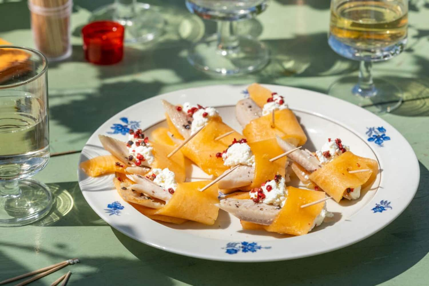 Geräucherte Forelle mit Frischkäse und rosa Pfeffer im Melonenmantel ...