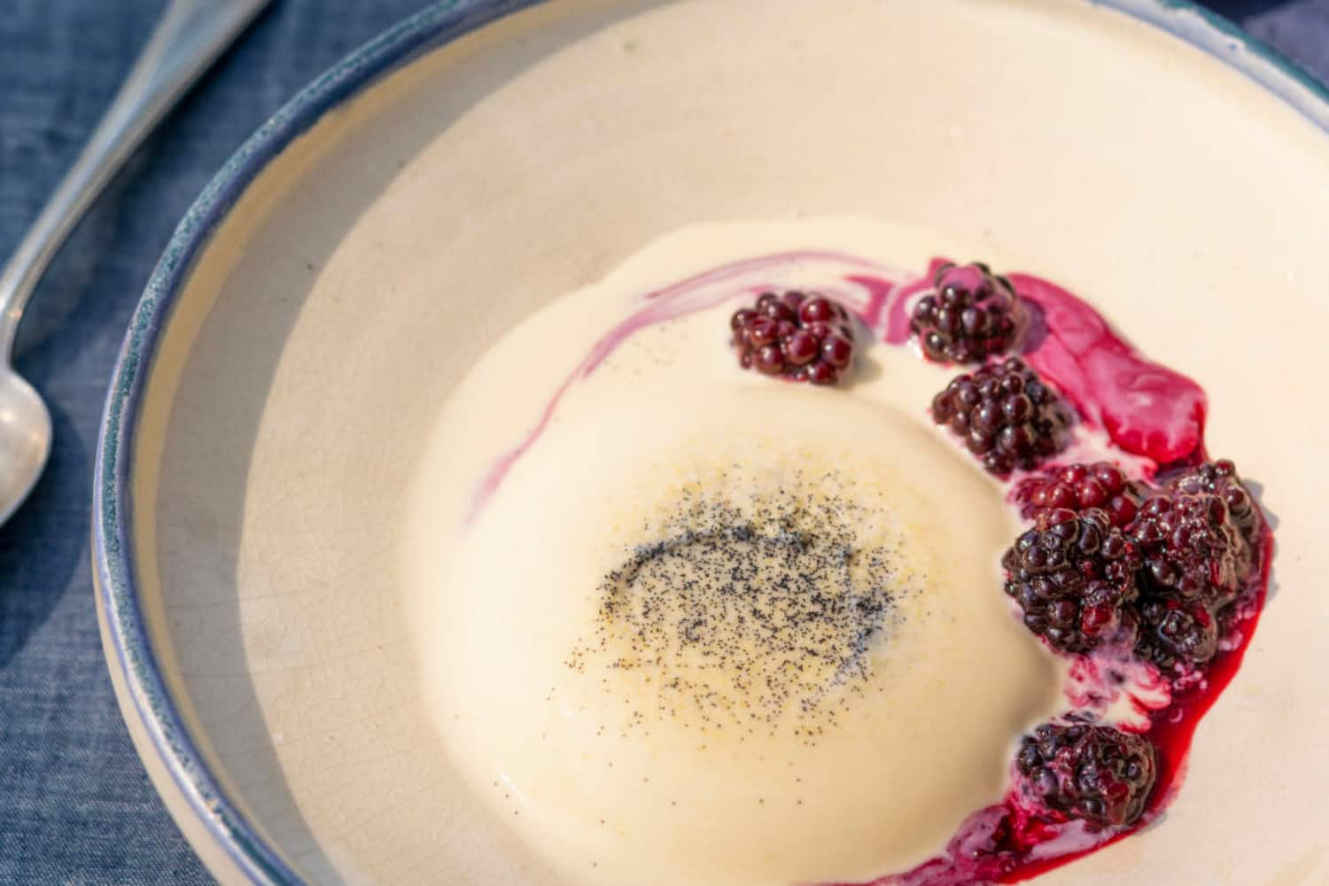 Rezept | Lupinen-Pannacotta mit Brombeeren - Landliebe