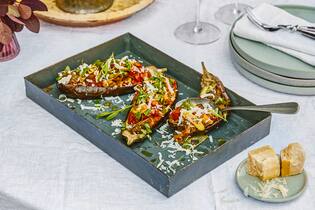 Ratatouille in Aubergine in Grillschale auf schön angerichtetem Tisch