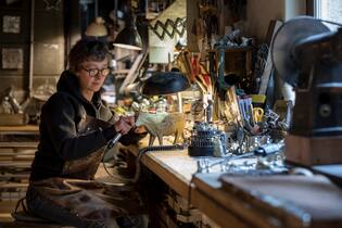 Zinngiesserin Sibylle Bichsel bei der Arbeit