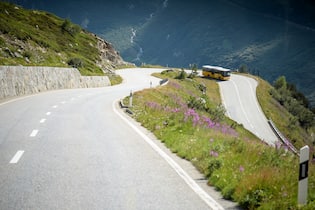 Vierpässefahrt: Postauto auf dem Weg von der Grimsel zum Nufenen
