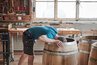 Altes Handwerk: Küfer Martin Thurnheer steckt den Kopf ins Fass