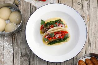 Merguez, Mojo Verde und Auberginenkaviar in Fladenbrot
