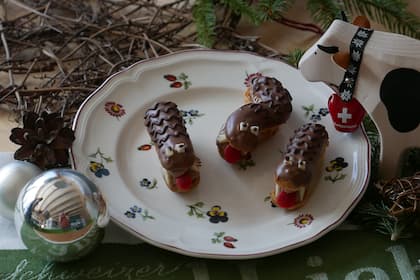 Schoko-Tatzelwurm auf Teller mit Weihnachtskugel