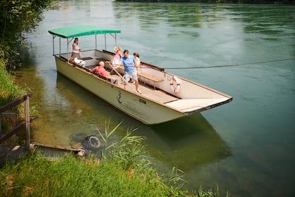 Die Fährleute Ackermann-Gwerder fahren ihr Boot im weitum einzigen naturbelassenen Aareabschnitt