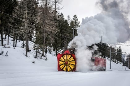 Historische Dampfschneeschleuder: Xrot d 9213 der Rhätischen Bahn