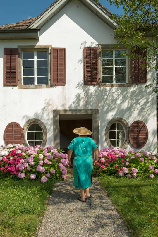 Schwester Ruth aus dem Kloster Wurmsbach in Rapperswil-Jona St. Gallen geht ins unbewohnte Gartenhaus