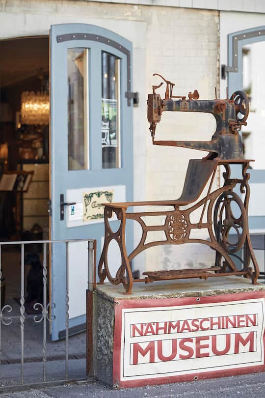 Naehmaschinenmuseum Dürnten ZH Eingang mit Schild «Naehmaschinenmuseum»