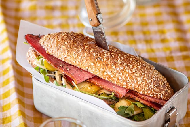 Pastrami-Sandwich in Schatulle mit eingestecktem Messer