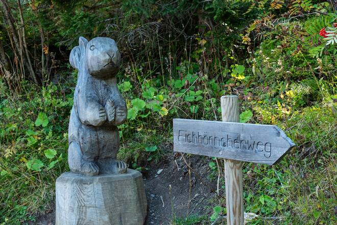 Eichhörnchenweg Arosa: Eichhörnchen-Skulptur und Wegweiser
