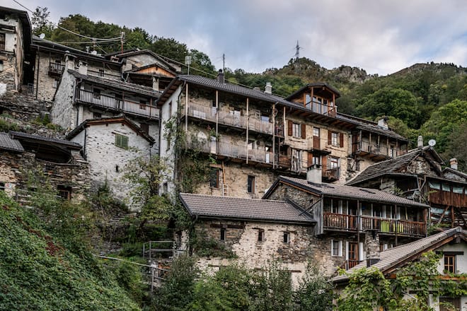 Indemini, ein Schweizer Bergdorf in den Hang gebaut