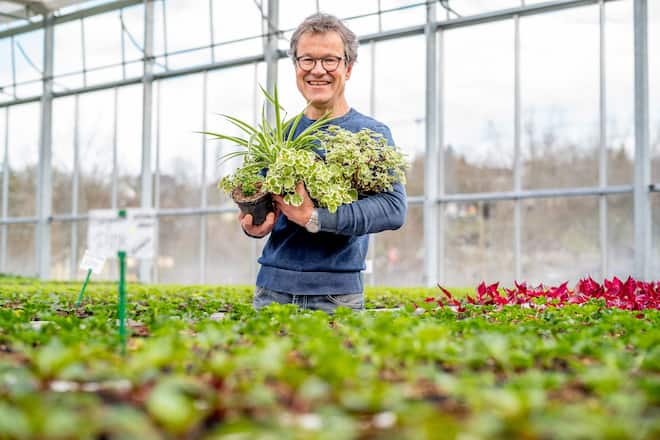 Christoph Schoch mit seinen Pflanzen