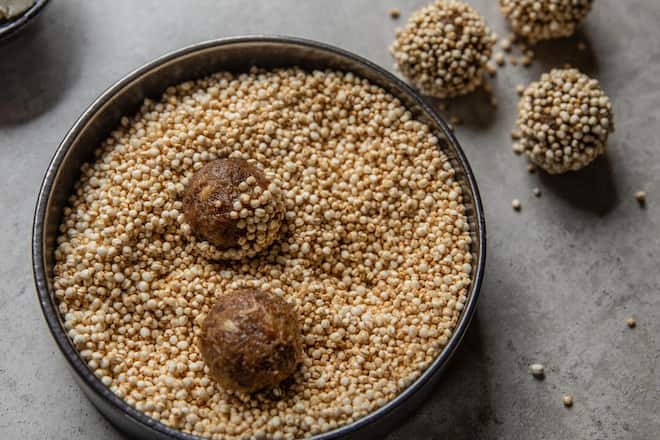 Dattelpralinen in einer Schüssel mit gepufftem Quinoa