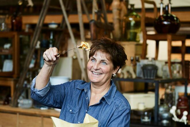 Vergolderin und Kirchenrestauratorin Christine Hofer in Emmen