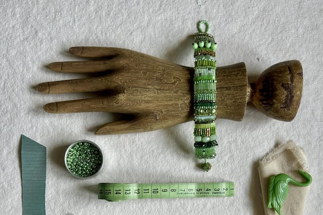 Perlenarmband sticken