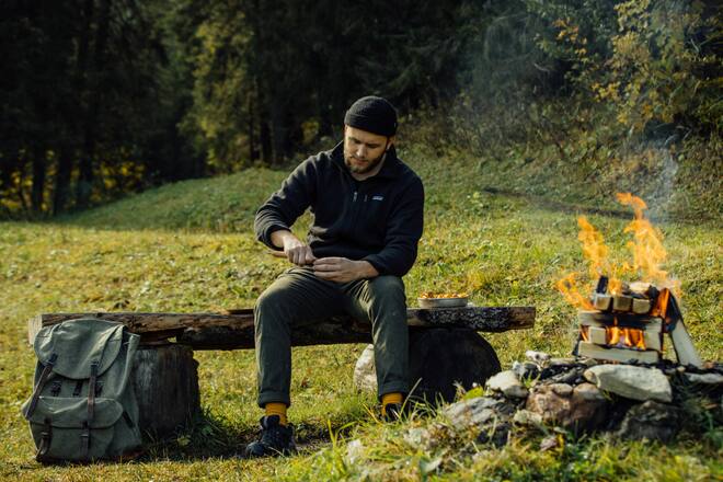 LandLiebe-Koch Sandro Zinggeler am Lagerfeuer